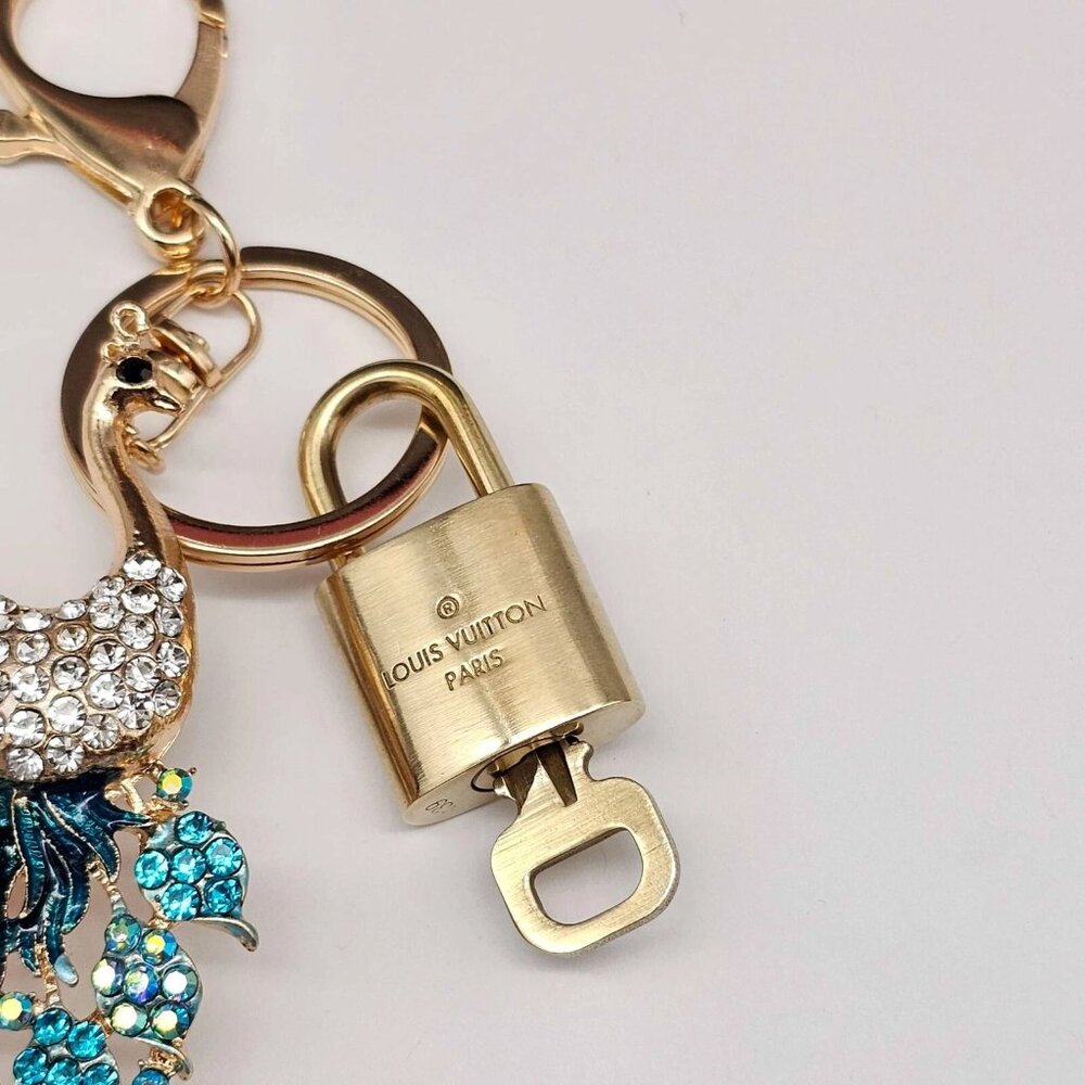 Authentic Louis Vuitton Gold Lock 🔒 Keychain Bag Unbranded Peacock Charm LV - Picture 5 of 8